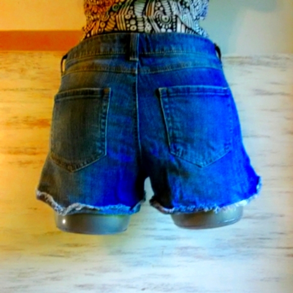 Size9 Vanilla Star mid-rise shorty embroidered jean shorts - Picture 4 of 6